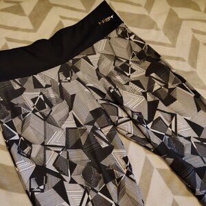 Haby Geometric Pattern Blackc & White Athletic Legging Pant Cropped